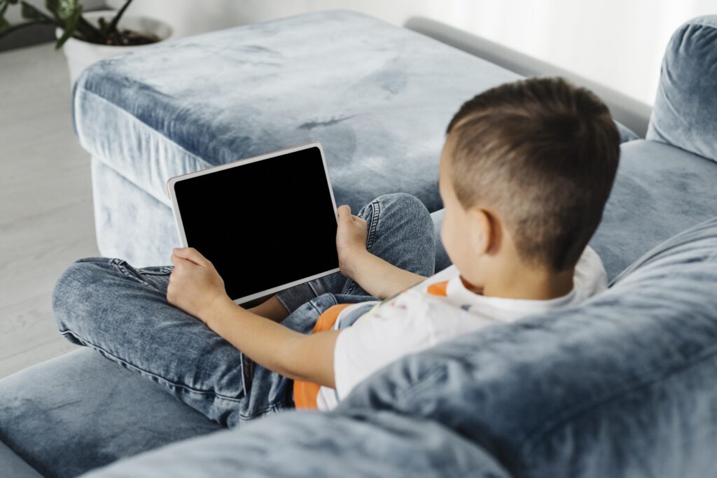 criança com tablet